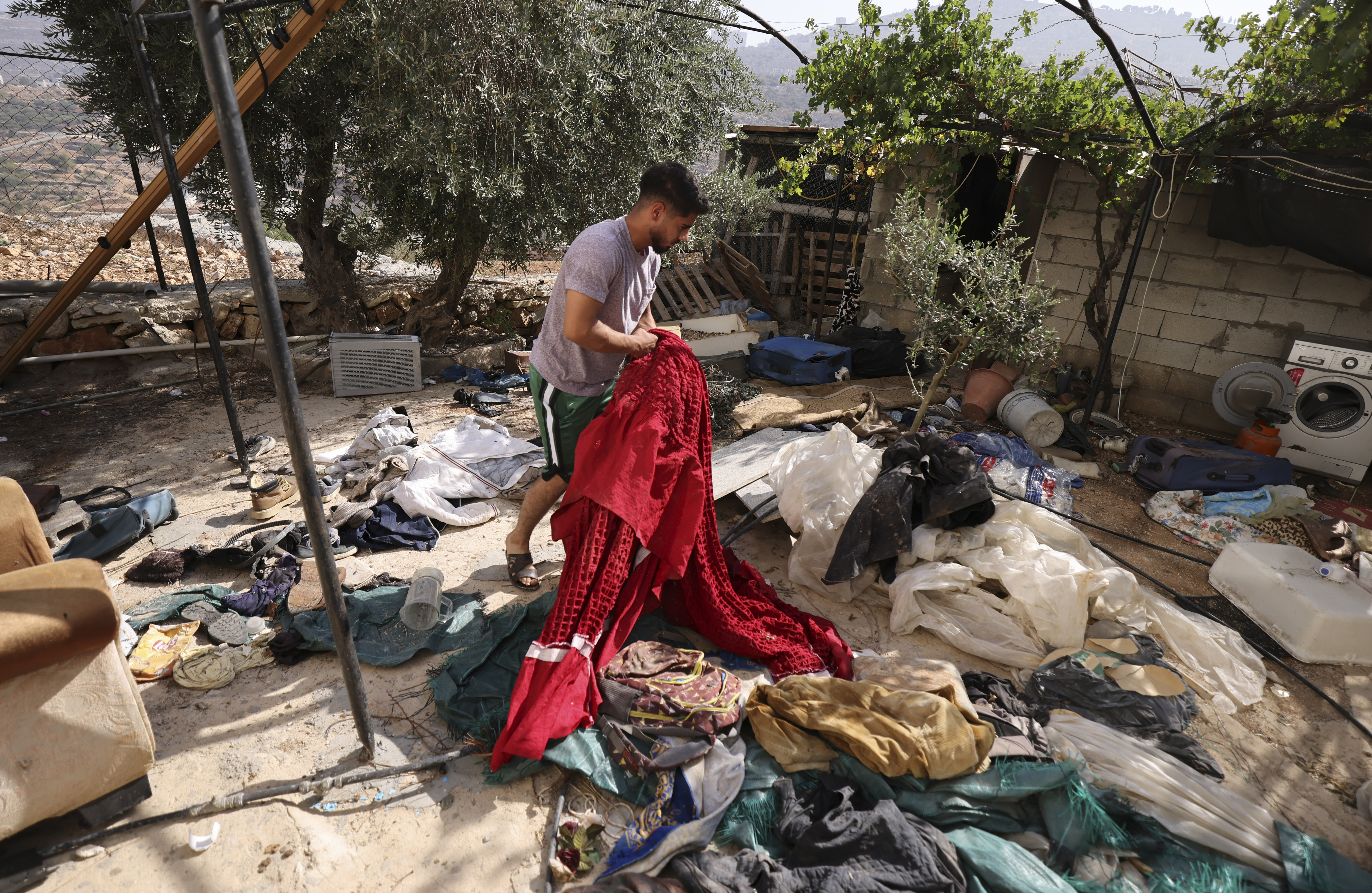 جانب من مداهمة وعبث قوات الاحتلال منزل في سلواد (تصوير: وكالة فرانس برس)